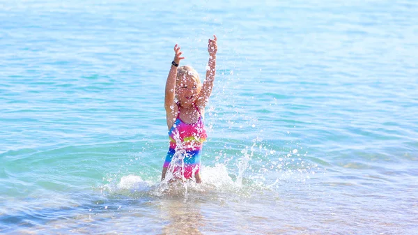 Lycklig Liten Flicka Avkopplande Och Spelar Havet Eller Ocean Söta — Stockfoto