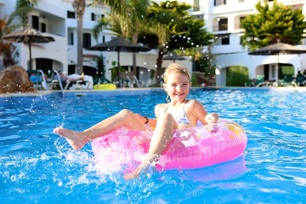 快乐的小女孩放松在充气环在露天游泳池 可爱的孩子享受暑假在美丽的度假胜地或私人别墅 家庭与儿童的豪华夏季目的地 — 图库照片