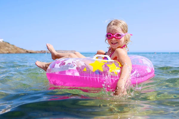 Niña Feliz Relajándose Anillo Inflable Mar Océano Lindo Niño Disfrutando —  Fotos de Stock