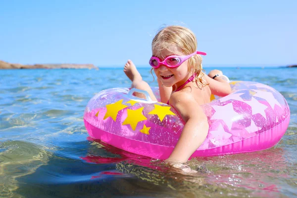 Menina Pequena Feliz Que Relaxa Anel Inflável Mar Oceano Miúdo — Fotografia de Stock