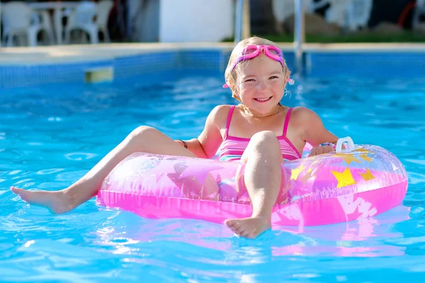 快乐的小女孩放松在充气环在露天游泳池 可爱的孩子享受暑假在美丽的度假胜地或私人别墅 家庭与儿童的豪华夏季目的地 — 图库照片