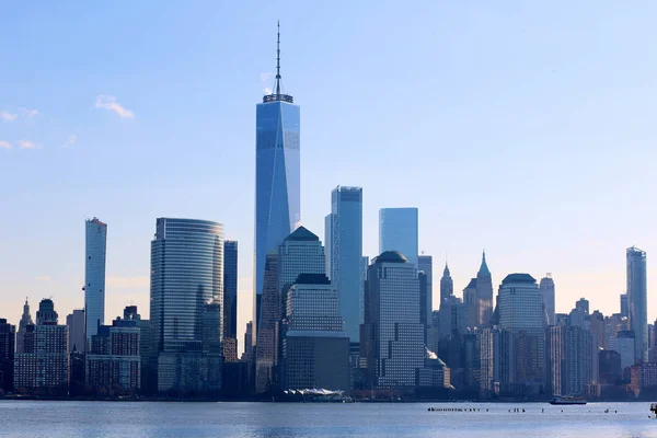 纽约市全景与更低的曼哈顿 一个世界贸易中心和财政区天际在哈德逊河 从新泽西州纽波特长廊看日出美景 — 图库照片