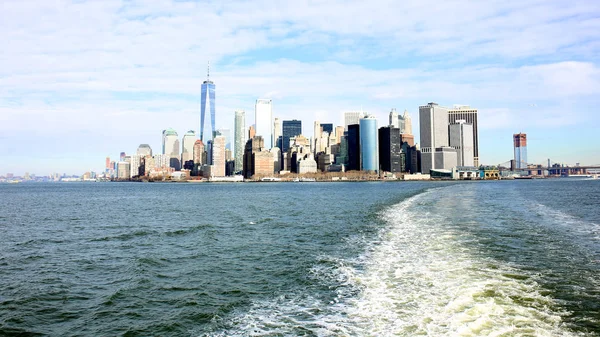 纽约市全景与更低的曼哈顿 一个世界贸易中心和财政区天际在哈德逊河 从新泽西州纽波特长廊看日出美景 — 图库照片