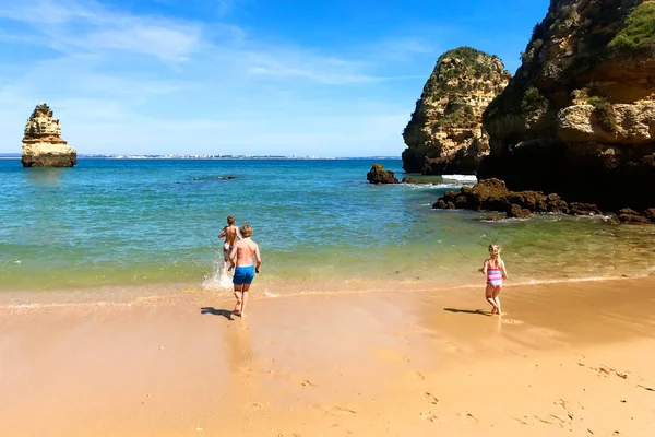 Underbar Utsikt Över Praia Camilo Söder Portugal Glada Barn Spelar — Stockfoto