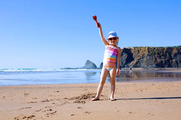 葡萄牙南部 Odeceixe 的美景 在阿尔加维地区最美丽的海滩之一 快乐的孩子们在海里玩耍 飞溅和游泳 免版税图库图片