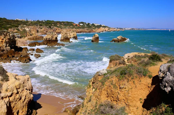 美丽的美景 在南葡萄牙的亚马逊拉斐尔 人民和家庭享受在阿尔加维 阿尔加维地区最壮观的海滩之一 免版税图库照片