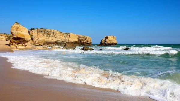 美丽的美景 在南葡萄牙的亚马逊拉斐尔 人民和家庭享受在阿尔加维 阿尔加维地区最壮观的海滩之一 图库照片