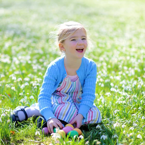 Linda Niña Disfrutando Tradicional Caza Huevos Pascua Floreciente Jardín Primavera — Foto de Stock