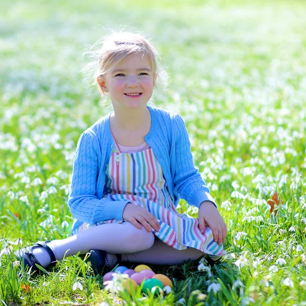 Милая Маленькая Девочка Наслаждается Традиционной Охотой Пасхальными Яйцами Цветущем Весеннем — стоковое фото