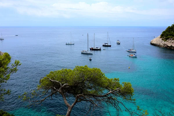 Vackra Bukten Cala Mitjana Menorca Balearerna Spanien Båtar Som Seglar — Stockfoto