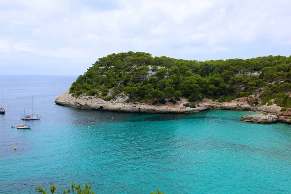 Prachtige Baai Bij Cala Mitjana Minorca Balearen Spanje Boten Varen — Stockfoto