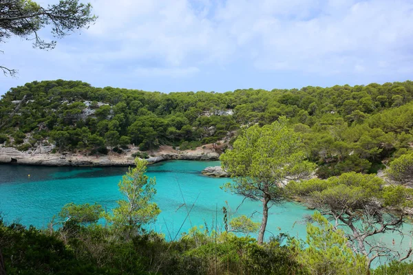 Prachtige Baai Bij Cala Mitjana Minorca Balearen Spanje Mensen Zwemmen — Stockfoto