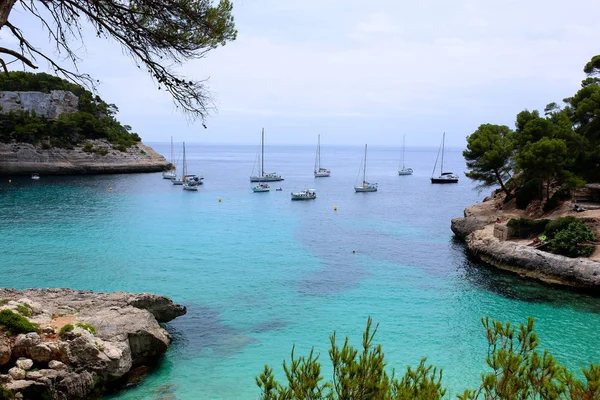 Prachtige Baai Bij Cala Mitjana Minorca Balearen Spanje Boten Varen — Stockfoto