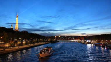 Eyfel Kulesi Paris, Fransa'da gün batımı manzarası. Turist turistik gezi teknesinde Seine Nehri üzerinde zevk. Mimari ve sınır taşı-in Paris.