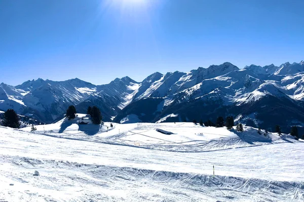 Personas Que Disfrutan Esquiando Pistas Preparadas Los Alpes Día Soleado — Foto de Stock
