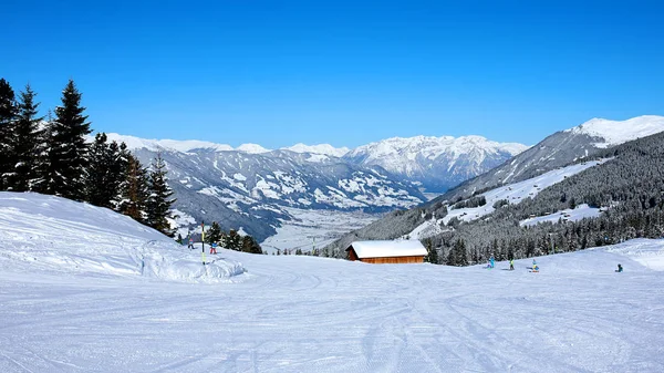 Niños Aprendiendo Disfrutando Esquiando Pistas Preparadas Los Alpes Día Soleado — Foto de Stock