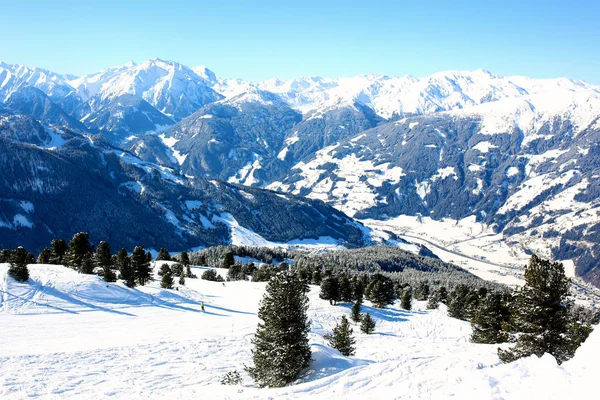 Personas Que Disfrutan Esquiando Pistas Preparadas Los Alpes Día Soleado — Foto de Stock