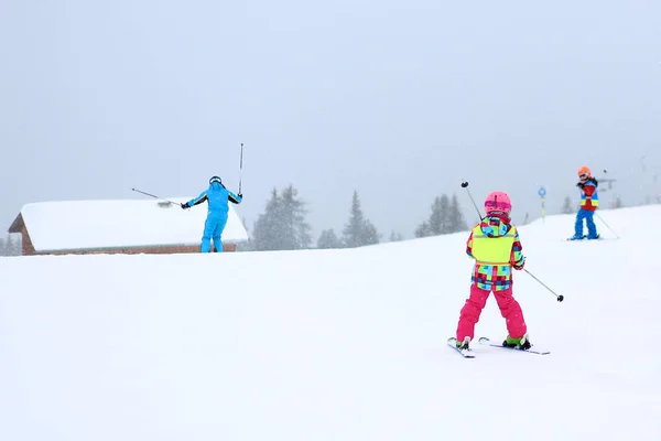 Niños Aprendiendo Disfrutando Esquiando Pistas Preparadas Los Alpes Día Soleado —  Fotos de Stock