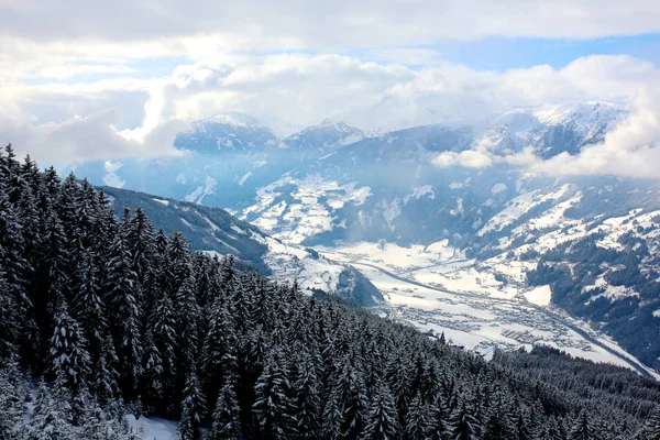 Familie Genieten Van Skiën Bereid Hellingen Alpen Zonnige Dag Prachtige Stockafbeelding