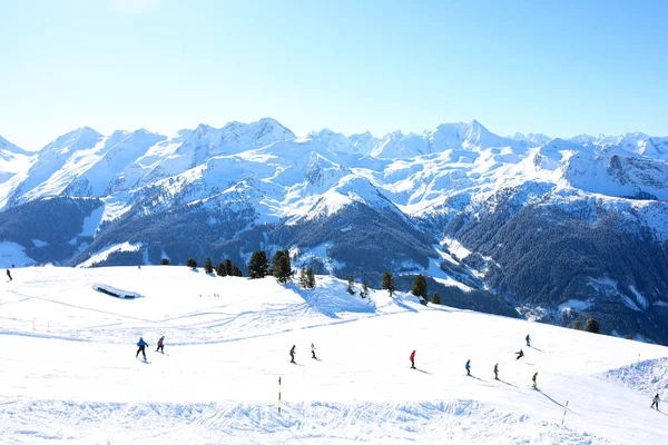 Mensen Genieten Van Skiën Bereid Hellingen Alpen Zonnige Dag Prachtige Stockfoto