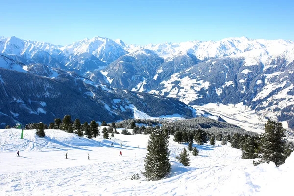 Людям Нравится Кататься Лыжах Подготовленным Склонам Альпах Солнечный День Красивые Лицензионные Стоковые Фото