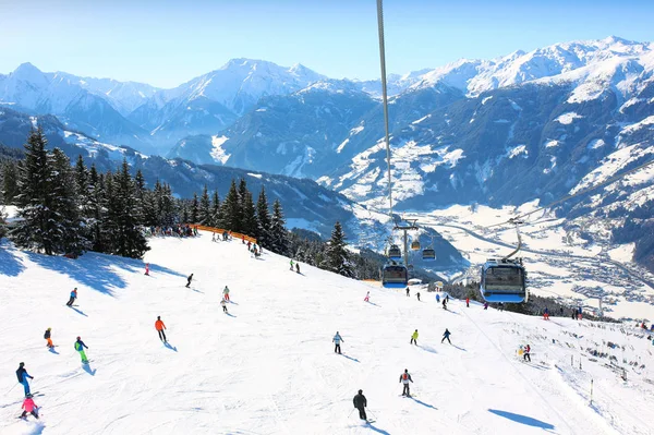 Moderna Bekväma Gondolbana Alpine Ski Resort Människor Njuta Skidåkning Preparerade Stockfoto