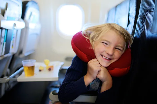 Ευτυχισμένη Κοριτσάκι Απολαμβάνοντας Γεύμα Και Ξεκούραση Μαξιλάρι Στο Αεροπλάνο Οικογένεια Royalty Free Φωτογραφίες Αρχείου