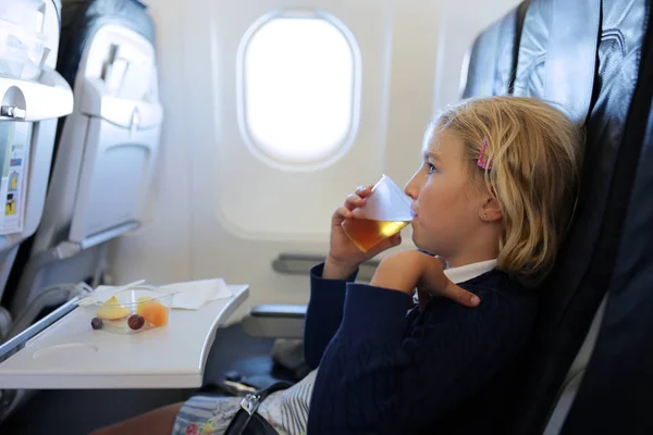 Ευτυχισμένη Κοριτσάκι Απολαμβάνοντας Γεύμα Και Ξεκούραση Στο Αεροπλάνο Οικογένεια Ταξιδεύει Royalty Free Εικόνες Αρχείου