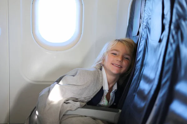 Niña Feliz Disfrutando Relajándose Avión Familia Que Viaja Avión Destino Fotos de stock libres de derechos