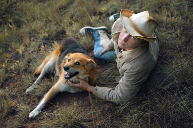 Genç kovboy adam ve köpeği