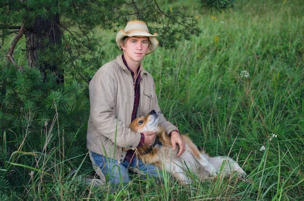 Homme Dans Chapeau Cow Boy Près Tronc Vieux Pin Côté — Photo