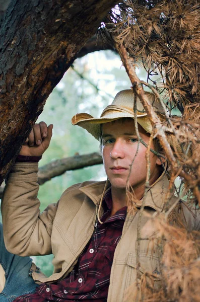 Jeune Homme Vêtu Une Veste Cow Boy Chapeau — Photo