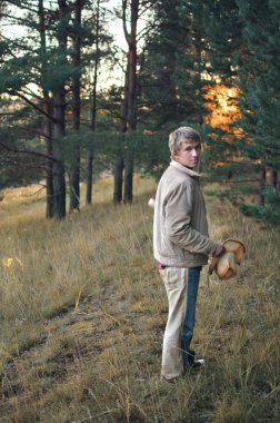 Genç adam sonbahar Ormanda yürür