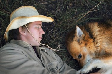 Genç kovboy adam ve köpeği