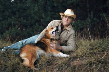 Genç kovboy adam ve köpeği