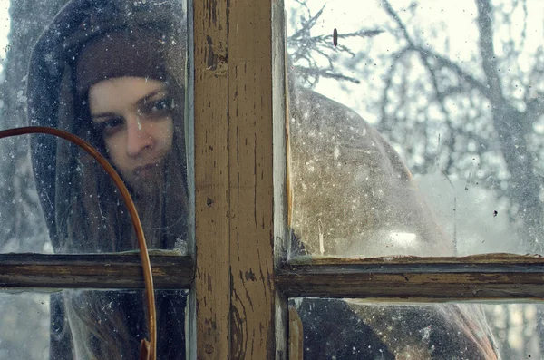 Недобрая Молодая Женщина Смотрит Окно Деревенского Дома — стоковое фото