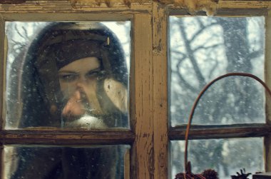 bozuk virajlı eski alıngan bir cadı portresi cam