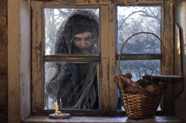 kötü cadı kulübesine açıkça kötü niyetleri ile Noel akşam geldi ve şimdi pencereden dışarı görünümü şiddetli bir göz ile çok kötü bir şey ve hırsız kadın, ondan korkuyor!