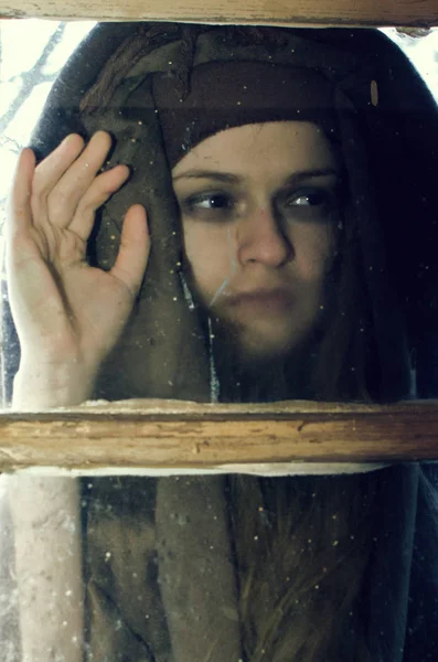 Una Joven Desagradable Mira Por Ventana Una Casa Pueblo — Foto de Stock