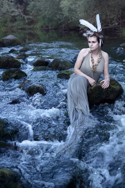 Zeemeermin Met Een Arrogante Gezicht Zittend Rivier Stenen Het Midden — Stockfoto