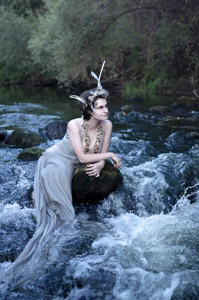 Verleidelijke Zeemeermin Rusten Een Waterval Onder Rivier Stenen Zoek Verte — Stockfoto