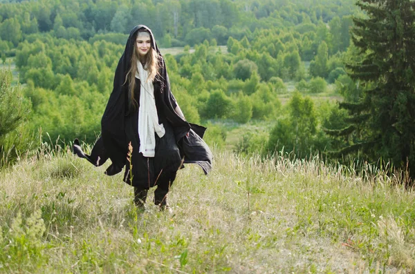 Junge Hexe Tanzt Vorfeld Auf Dem Kahlen Berg — Stockfoto