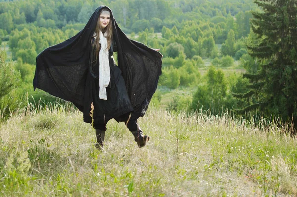 Молодая Ведьма Весело Танцует Лысой Горе Преддверии Шабаша — стоковое фото