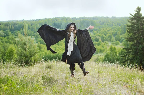 Joven Bruja Divertido Bailando Montaña Calva Período Previo Aquelarre — Foto de Stock