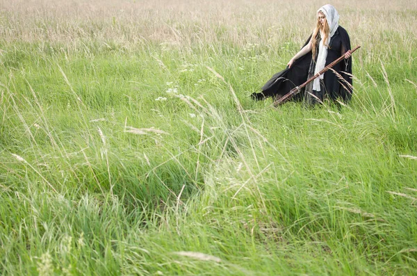 Joven Bruja Con Una Escoba Caminando Campo Entre Hierba Alta — Foto de Stock