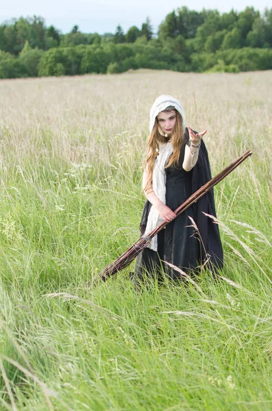 Joven Bruja Para Campo Sostiene Una Vieja Escoba Mágica Ella —  Fotos de Stock