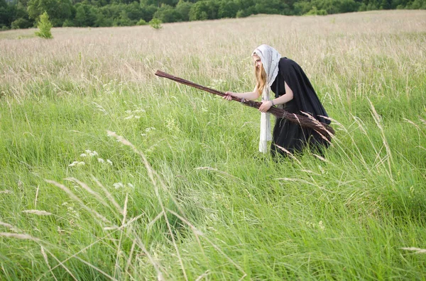 Hexe Mit Besen Wandert Auf Einer Grünen Dicht Mit Gras — Stockfoto