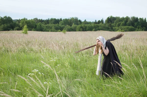 Hexe Mit Besen Wandert Auf Einer Grünen Dicht Mit Gras — Stockfoto