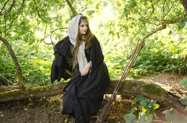 Jeune Femme Peut Être Une Sorcière Vêtements Noirs Châle Blanc — Photo