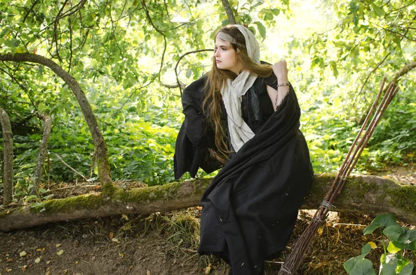 Jeune Femme Peut Être Une Sorcière Vêtements Noirs Châle Blanc — Photo